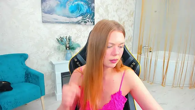 Snapshot of Strawberrye chatting on 10.04.25 Strawberrye online show from 10.04.25