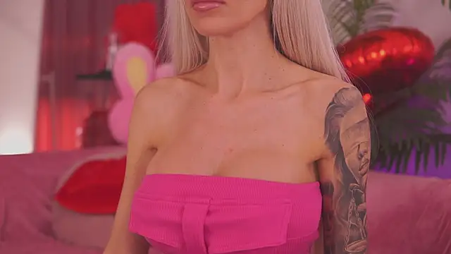 Snapshot of fallingangel chatting on 12.02.25 fallingangel online show from 12.02.25