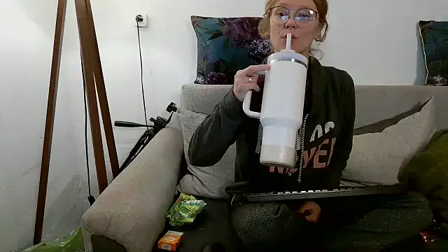 Snapshot of little-leni chatting on 10.01.25 little-leni online show from 10.01.25