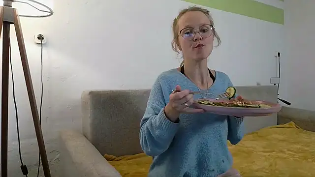 Snapshot of little-leni chatting on 05.08.26 little-leni online show from 05.08.26
