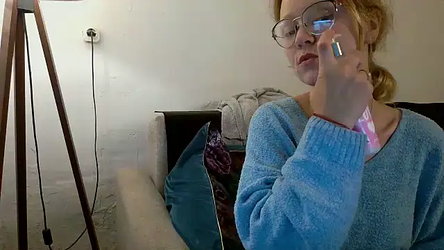 Snapshot of little-leni chatting on 05.30.26 little-leni online show from 05.30.26