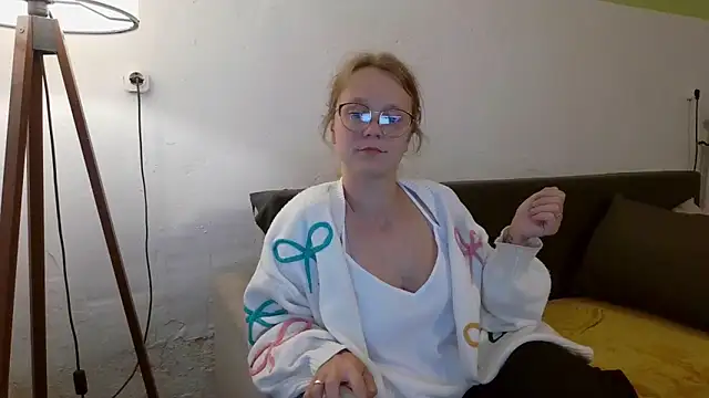Snapshot of little-leni chatting on 06.05.26 little-leni online show from 06.05.26