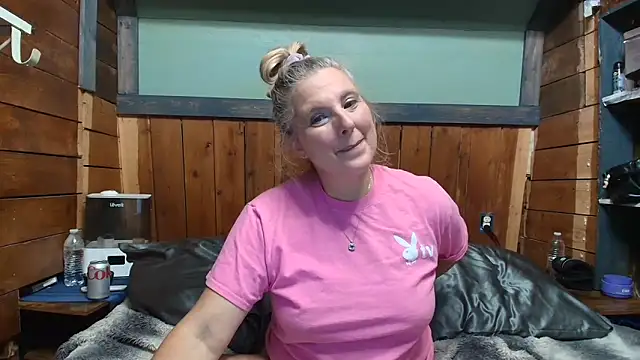 Snapshot of lisaxlovexxx chatting on 05.17.26 lisaxlovexxx online show from 05.17.26