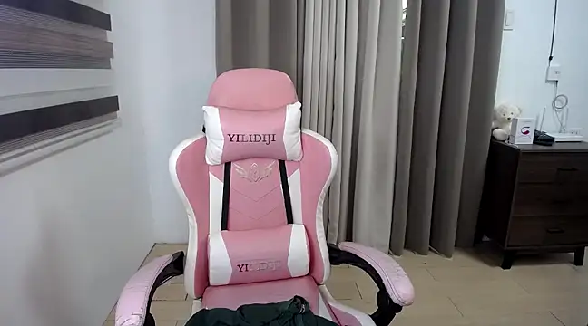 Snapshot of Bombshell_Ashy chatting on 02.26.25 Bombshell Ashy online show from 02.26.25