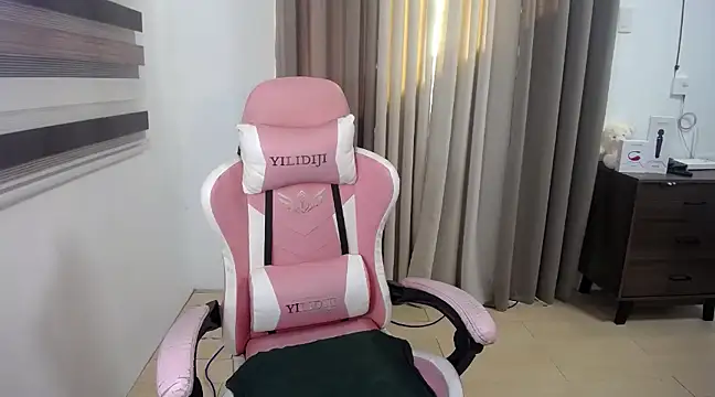 Snapshot of Bombshell_Ashy chatting on 03.12.25 Bombshell Ashy online show from 03.12.25