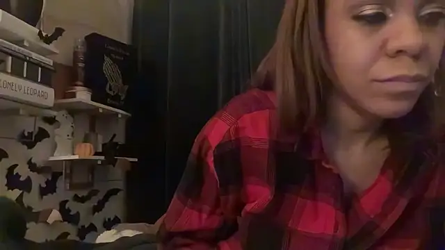 Snapshot of Sanaawest chatting on 10.27.25 Sanaawest online show from 10.27.25