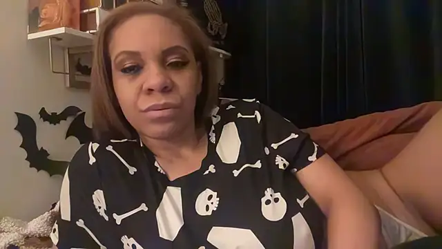 Snapshot of Sanaawest chatting on 10.28.25 Sanaawest online show from 10.28.25