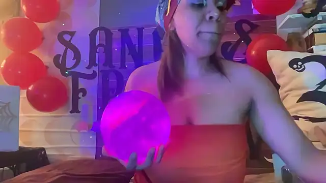 Snapshot of Sanaawest chatting on 10.31.25 Sanaawest online show from 10.31.25