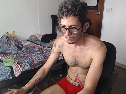 Snapshot of alisterxxx chatting on 07.08.26 alisterxxx online show from 07.08.26