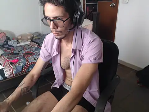 Snapshot of alisterxxx chatting on 07.11.26 alisterxxx online show from 07.11.26