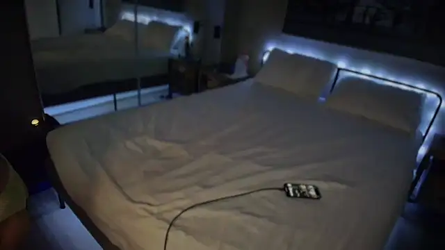 Snapshot of MikyFoxx chatting on 01.05.25 MikyFoxx online show from 01.05.25