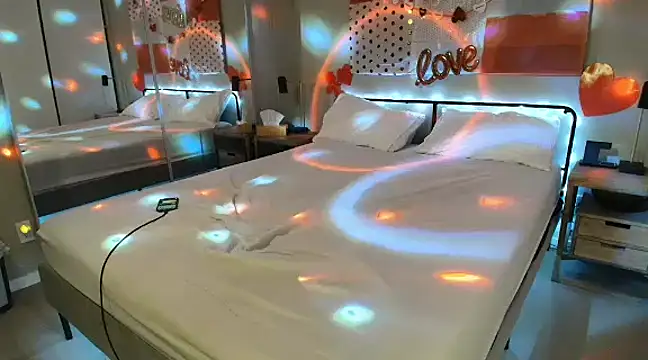 Snapshot of MikyFoxx chatting on 02.14.25 MikyFoxx online show from 02.14.25