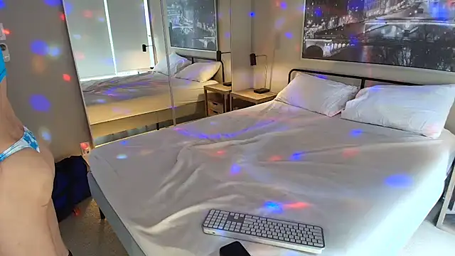 Snapshot of MikyFoxx chatting on 02.24.25 MikyFoxx online show from 02.24.25