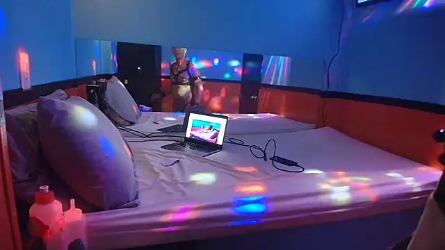 Snapshot of MikyFoxx chatting on 03.16.25 MikyFoxx online show from 03.16.25