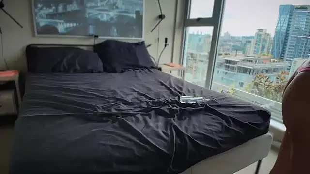 Snapshot of MikyFoxx chatting on 10.16.25 MikyFoxx online show from 10.16.25