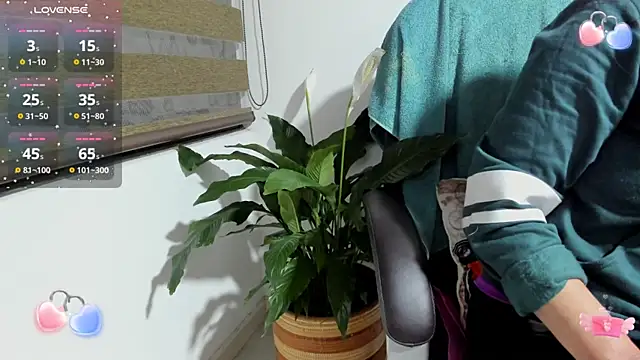 Snapshot of Ariella_tits chatting on 03.22.25 Ariella tits online show from 03.22.25