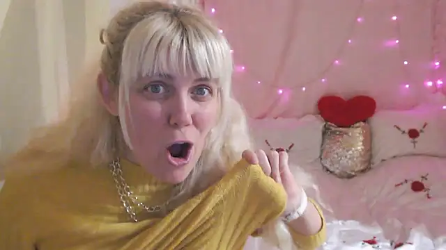 Snapshot of SunnySylvia chatting on 03.25.26 SunnySylvia online show from 03.25.26