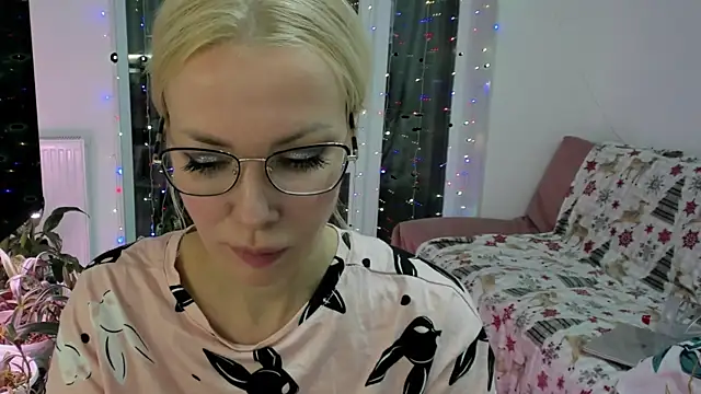 Snapshot of BowToYourWeakness chatting on 12.28.24 BowToYourWeakness online show from 12.28.24