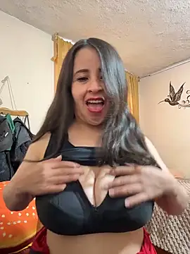 Snapshot of latinfemale chatting on 12.17.25 latinfemale online show from 12.17.25