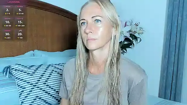 Snapshot of Christine_35 chatting on 06.10.26 Christine 35 online show from 06.10.26