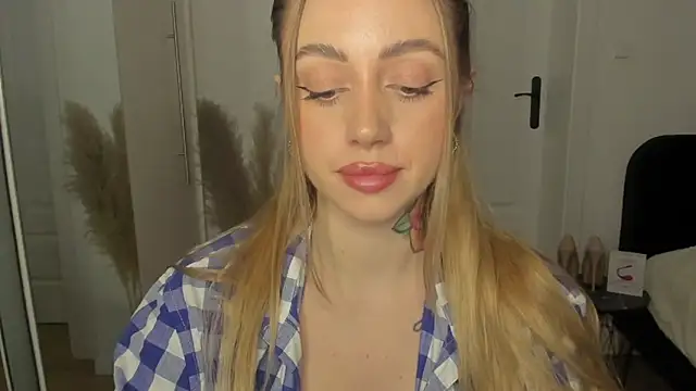 Snapshot of sexyCoralie chatting on 02.01.25 sexyCoralie online show from 02.01.25