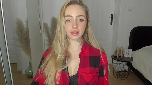 Snapshot of sexyCoralie chatting on 03.13.25 sexyCoralie online show from 03.13.25