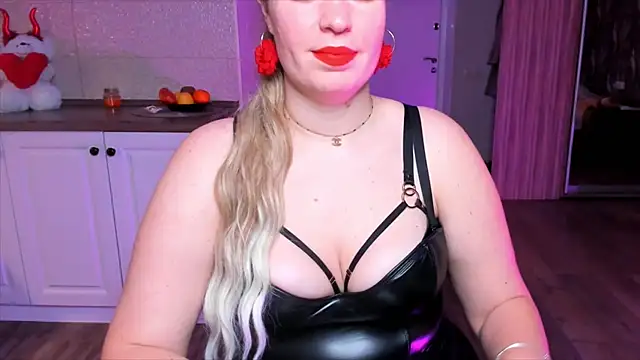 HotTiffani online show from 11.29.25