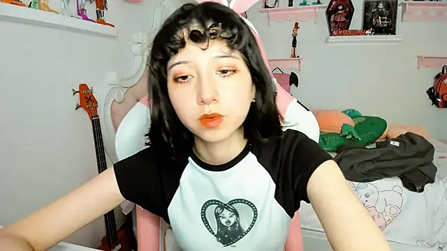 Snapshot of cherrycute chatting on 12.20.25 cherrycute online show from 12.20.25