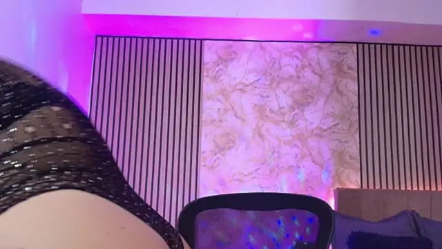 Snapshot of JuliRamirez chatting on 06.15.26 JuliRamirez online show from 06.15.26