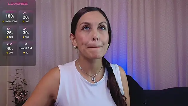 Snapshot of Swetisabella01 chatting on 03.11.25 Swetisabella01 online show from 03.11.25