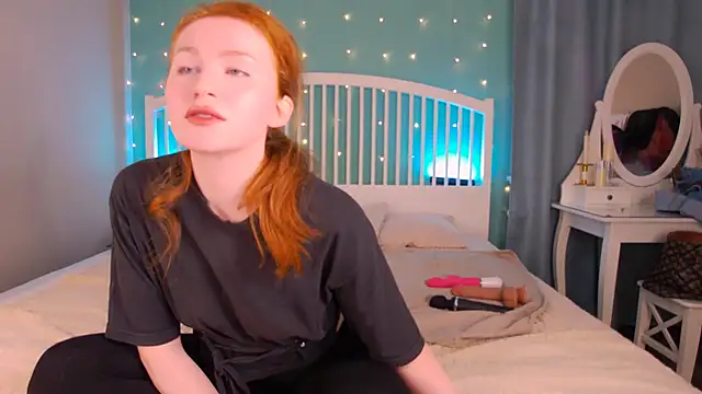 Snapshot of GingerArin chatting on 11.22.25 GingerArin online show from 11.22.25