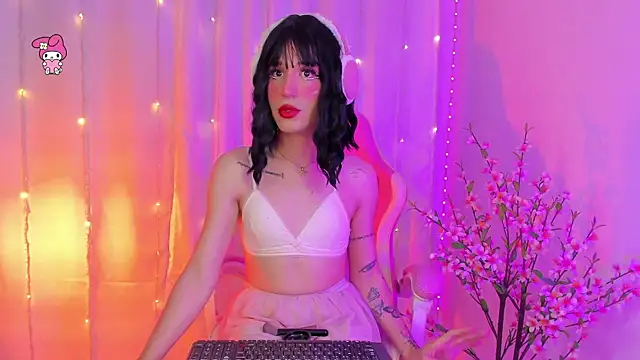 Snapshot of rosseblondee chatting on 06.18.26 rosseblondee online show from 06.18.26