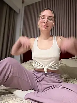 Snapshot of The_Snowwhitee chatting on 01.04.25 The Snowwhitee online show from 01.04.25