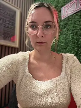 Snapshot of The_Snowwhitee chatting on 02.09.25 The Snowwhitee online show from 02.09.25