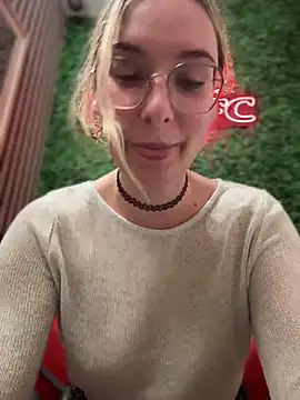 Snapshot of The_Snowwhitee chatting on 02.13.25 The Snowwhitee online show from 02.13.25