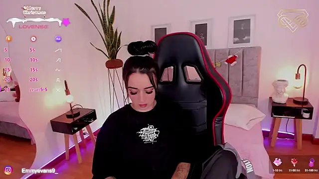 Snapshot of EmmyEvans1 chatting on 12.18.24 EmmyEvans1 online show from 12.18.24