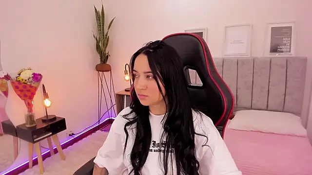 Snapshot of EmmyEvans1 chatting on 03.16.25 EmmyEvans1 online show from 03.16.25