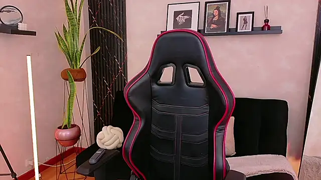 EmmyEvans1 online show from 04.13.26