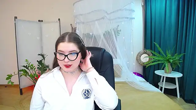 Snapshot of NicoleFoxery chatting on 03.18.25 NicoleFoxery online show from 03.18.25