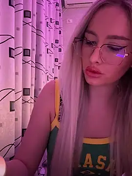 Snapshot of mollyxxx chatting on 12.12.24 mollyxxx online show from 12.12.24