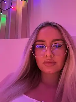 Snapshot of mollyxxx chatting on 12.18.24 mollyxxx online show from 12.18.24