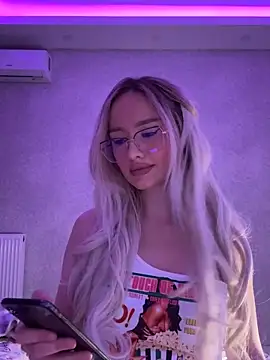 Snapshot of mollyxxx chatting on 01.13.25 mollyxxx online show from 01.13.25