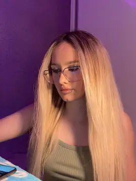 Snapshot of mollyxxx chatting on 01.22.25 mollyxxx online show from 01.22.25