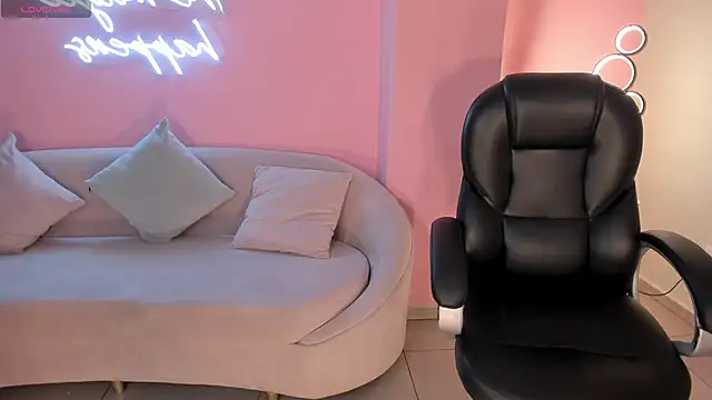 Snapshot of MiaRoberts1 chatting on 11.04.25 MiaRoberts1 online show from 11.04.25