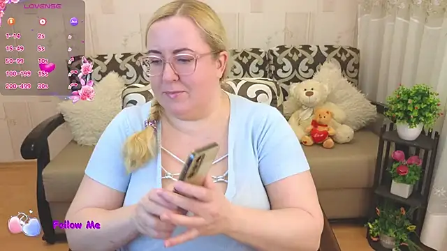 Snapshot of Ginesia chatting on 02.16.25 Ginesia online show from 02.16.25