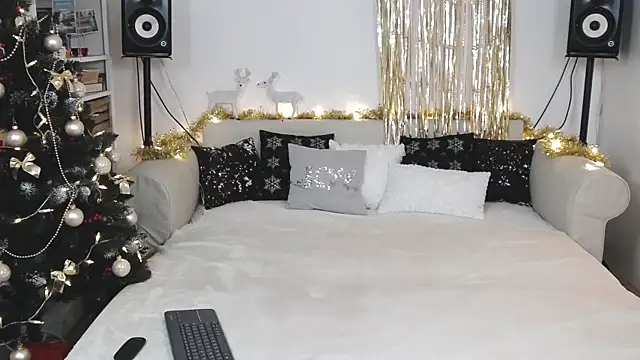 Snapshot of JaneDejaySC chatting on 12.21.24 JaneDejaySC online show from 12.21.24