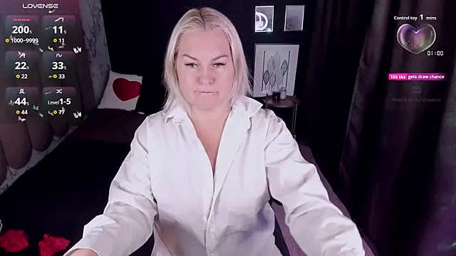 Snapshot of YolandaKiss chatting on 10.14.25 YolandaKiss online show from 10.14.25