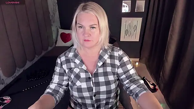 Snapshot of YolandaKiss chatting on 10.16.25 YolandaKiss online show from 10.16.25