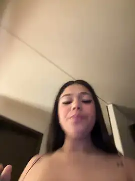 Snapshot of Alyshanon18 chatting on 01.08.25 Alyshanon18 online show from 01.08.25