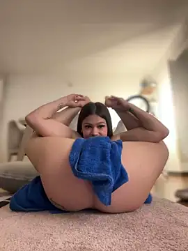 Snapshot of Alyshanon18 chatting on 03.08.25 Alyshanon18 online show from 03.08.25